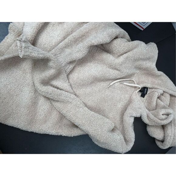 CLEARaNCE BOX 4342, juniors size Small - Forever 21 box lot - shorts, sweatshirt - Picture 4 of 8